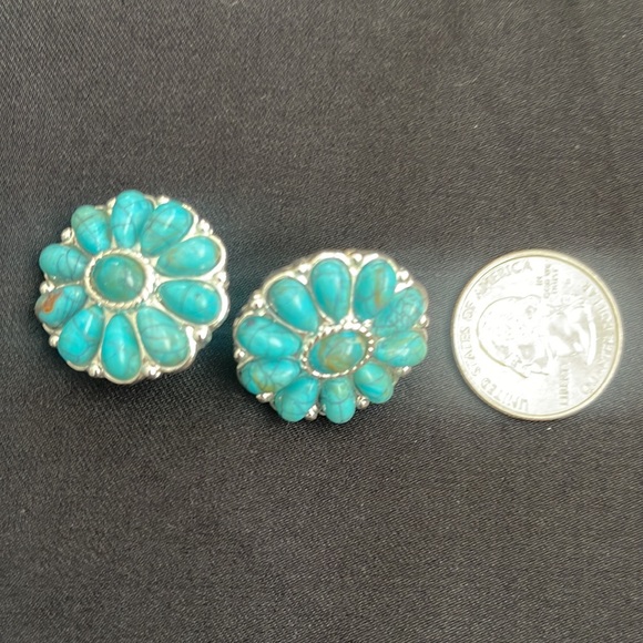 ⭐️Beautiful Bohemian Turquoise Flower Earrings -Rare Find - Picture 2 of 3